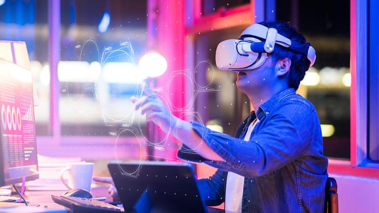 Alumno con laptop y realidad virtual