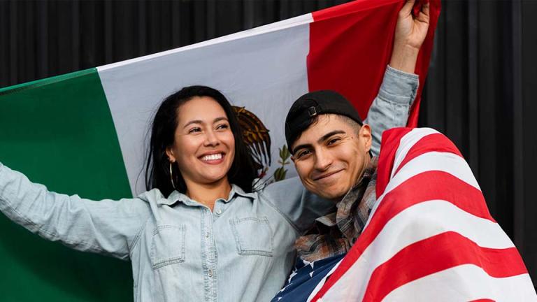 Personas con banderas de México y EEUU