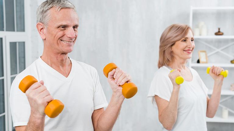 Personas mayores haciendo ejercicio con mancuernas