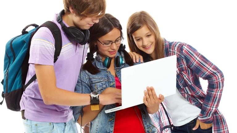 Jóvenes aprendiendo con el apoyo de educación digital