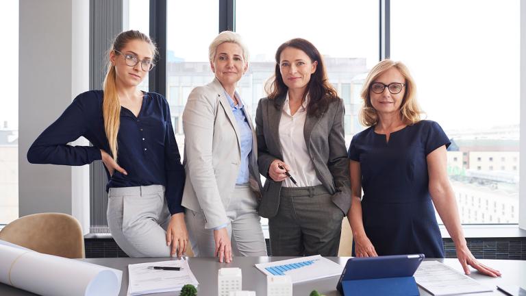 Mujeres líderes en una organización