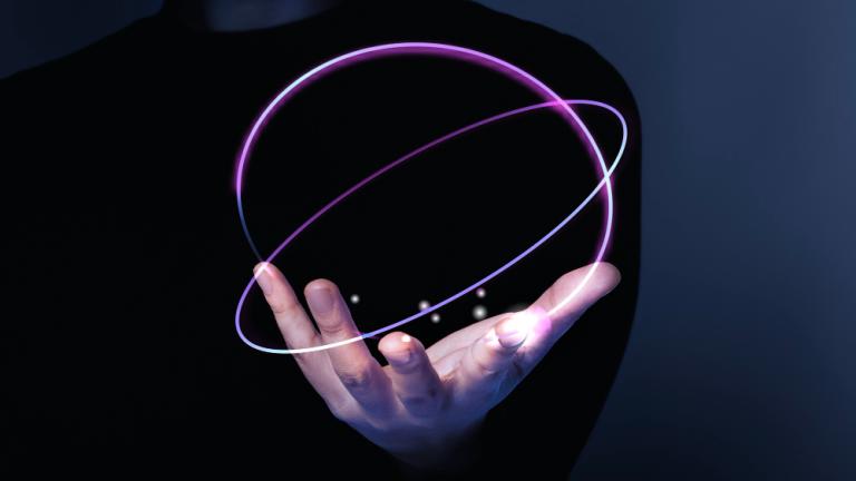 Persona con objeto innovador e intangible en la mano