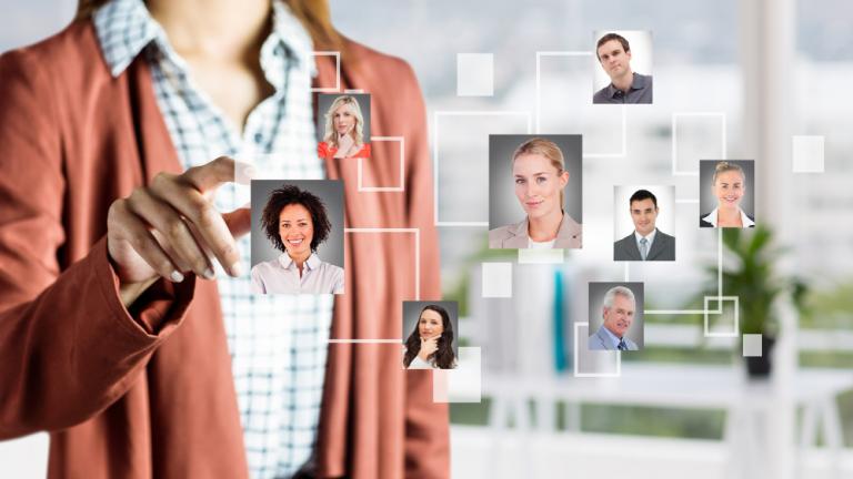 Mujer revisando posibles candidatos