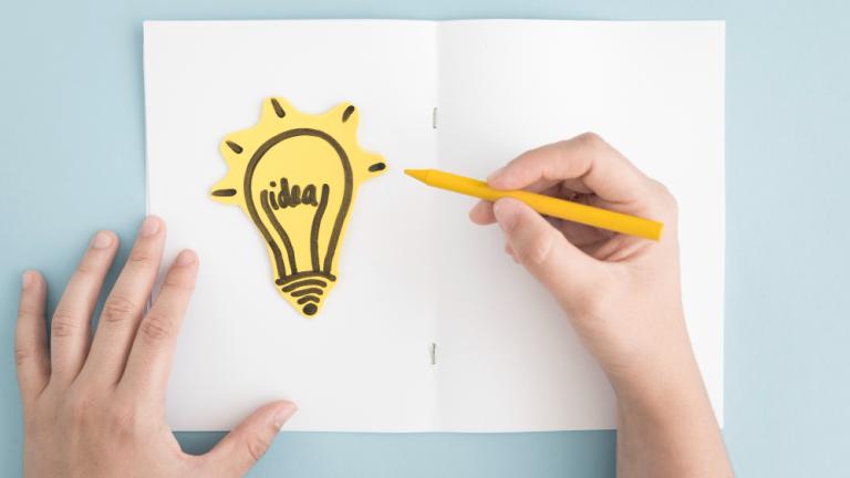 Manual con un foco representando una idea