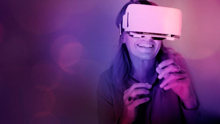 Joven con lentes de Realidad Virtual