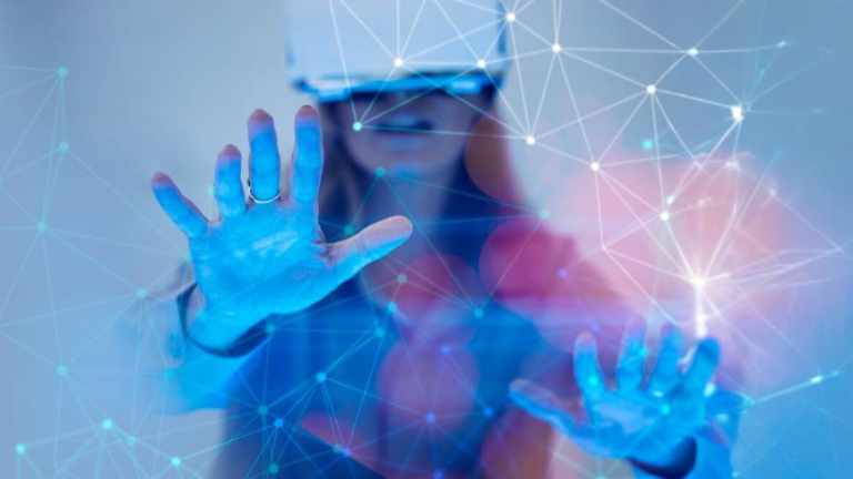 Mujer con lentes VR en experiencia inmersiva