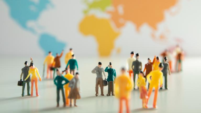 Personas sobre un mapa