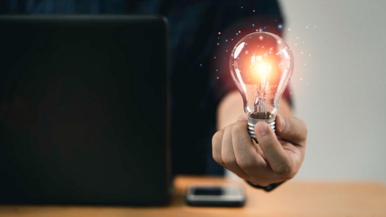 Persona sujetando un foco que representa una idea