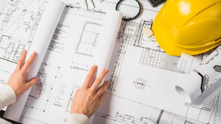 Planos y casco de ingeniero(a)