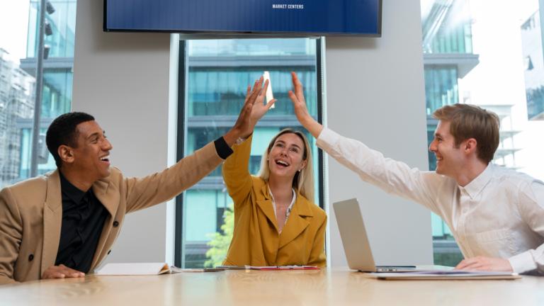 Equipo festejando un logro