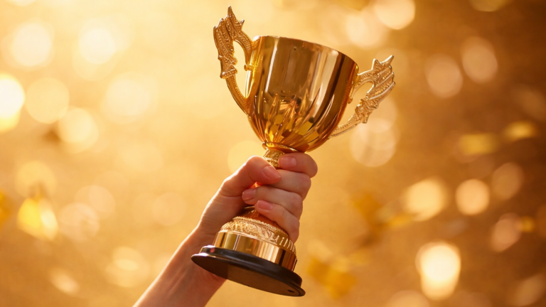 Mano sosteniendo un trofeo