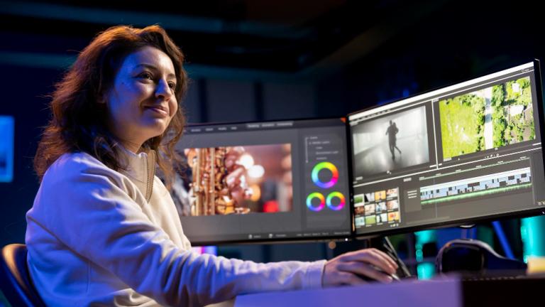 Profesora editando video