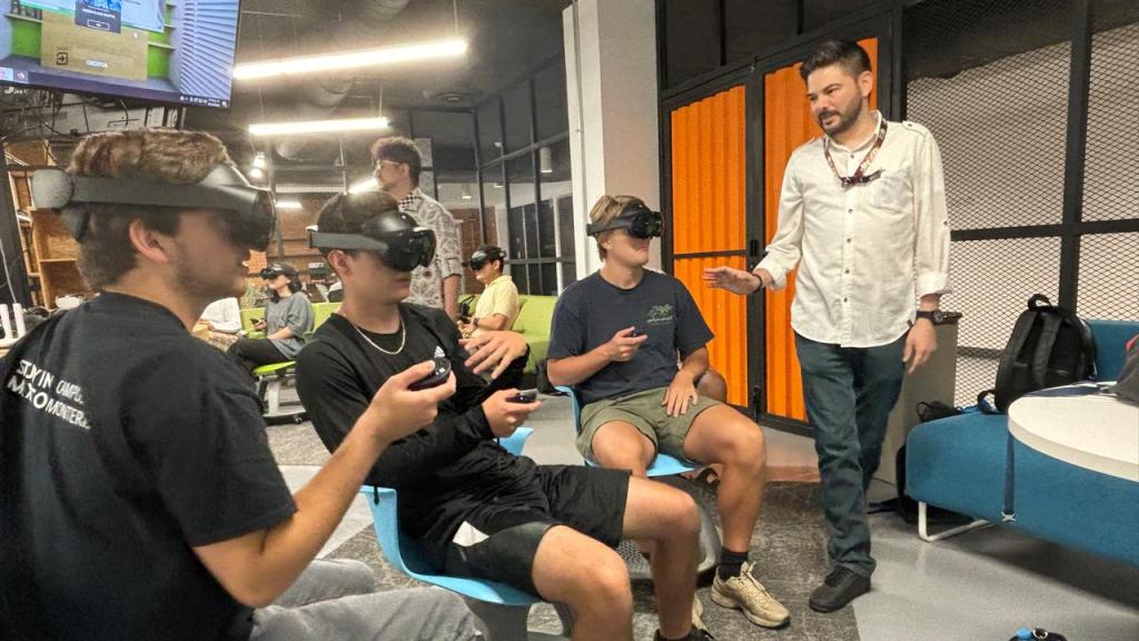 ¿Aún no conoces la XR-Room? Descubre cómo enriquecer tus cursos